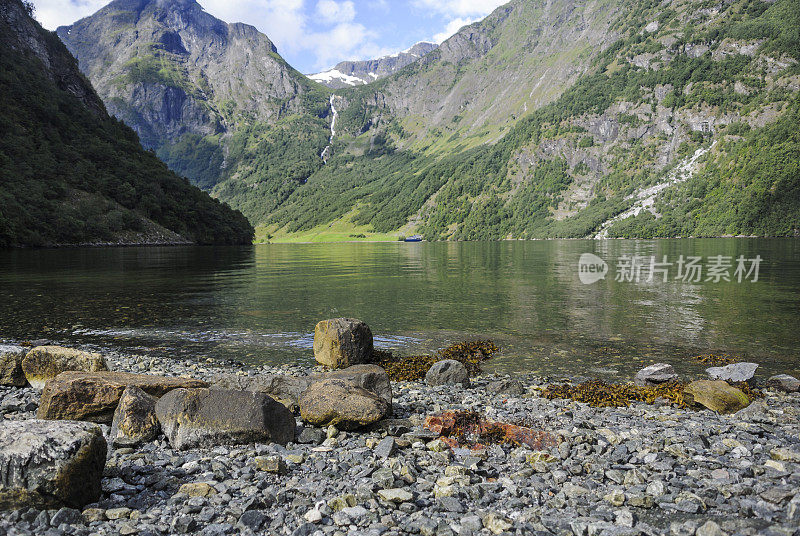 在美丽的夏日俯瞰挪威的n ø r峡湾